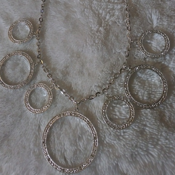 Cool Silver Tone Necklace with Circles🌷 - Picture 2 of 5